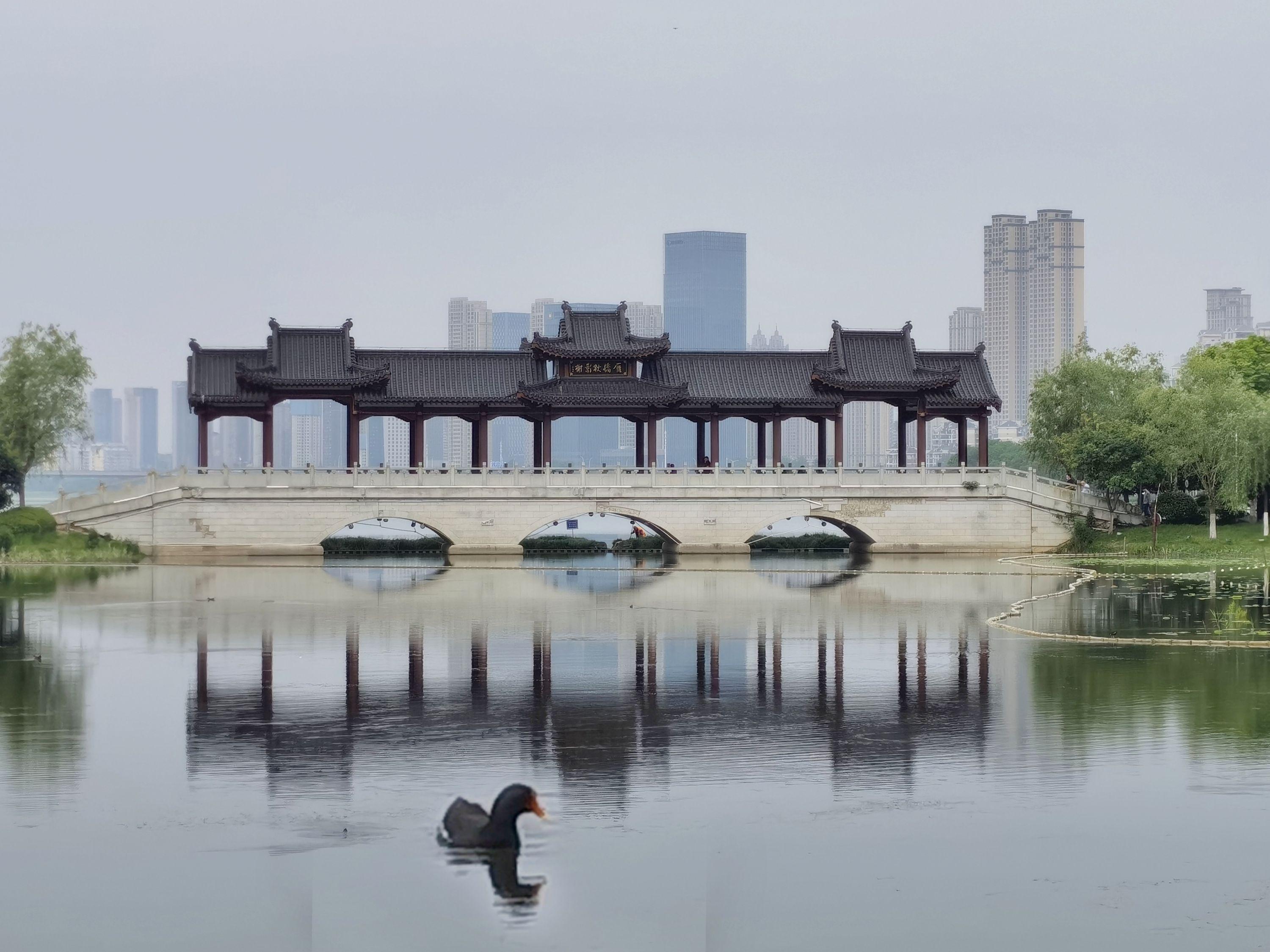 武汉汽车市场风起云涌，降价消息引发购车热潮